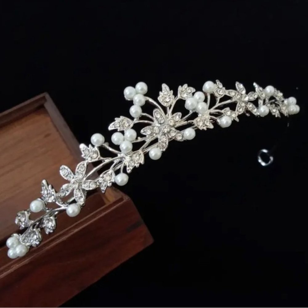 ✨Gorgeous Crown Tiara with Pearls and Rhinestones - Picture 1 of 1